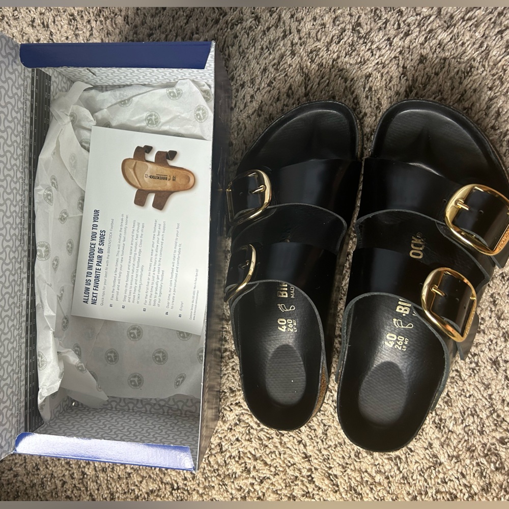 Birkenstock Arizona Big Buckle in black shine leather. Size 9 regular